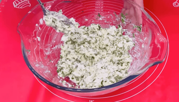 Смакота на кожен день з простих і доступних продуктів, що є в будь-якому будинку: закусочні слойоні булочки "на швидку руку"