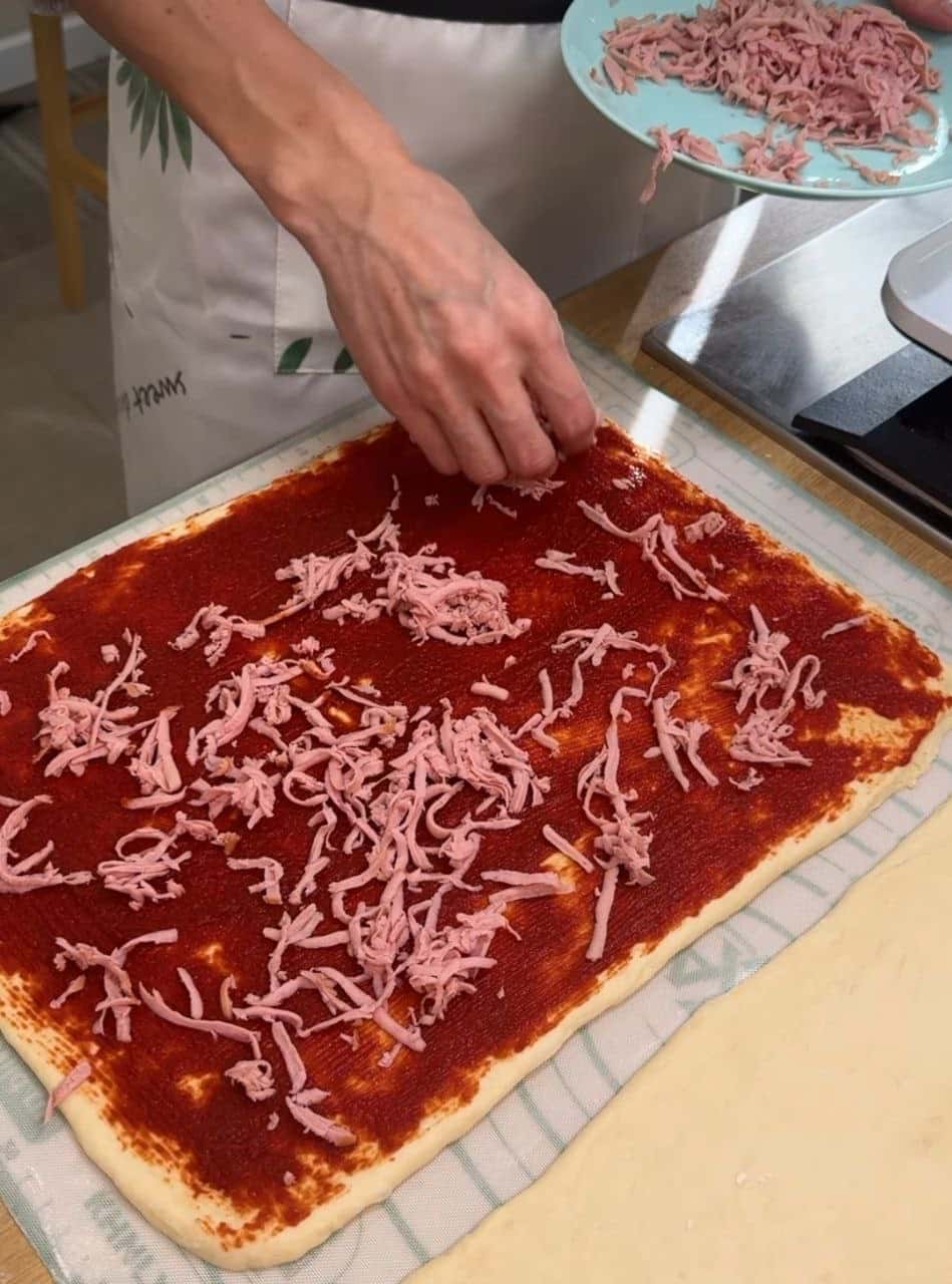 Смачніше будь-якої піци! Коли в холодильнику є шматочок ковбаси, сиру і зелені готую ці АПЕТИТНІ ЗАВИТКИ - діти у захваті