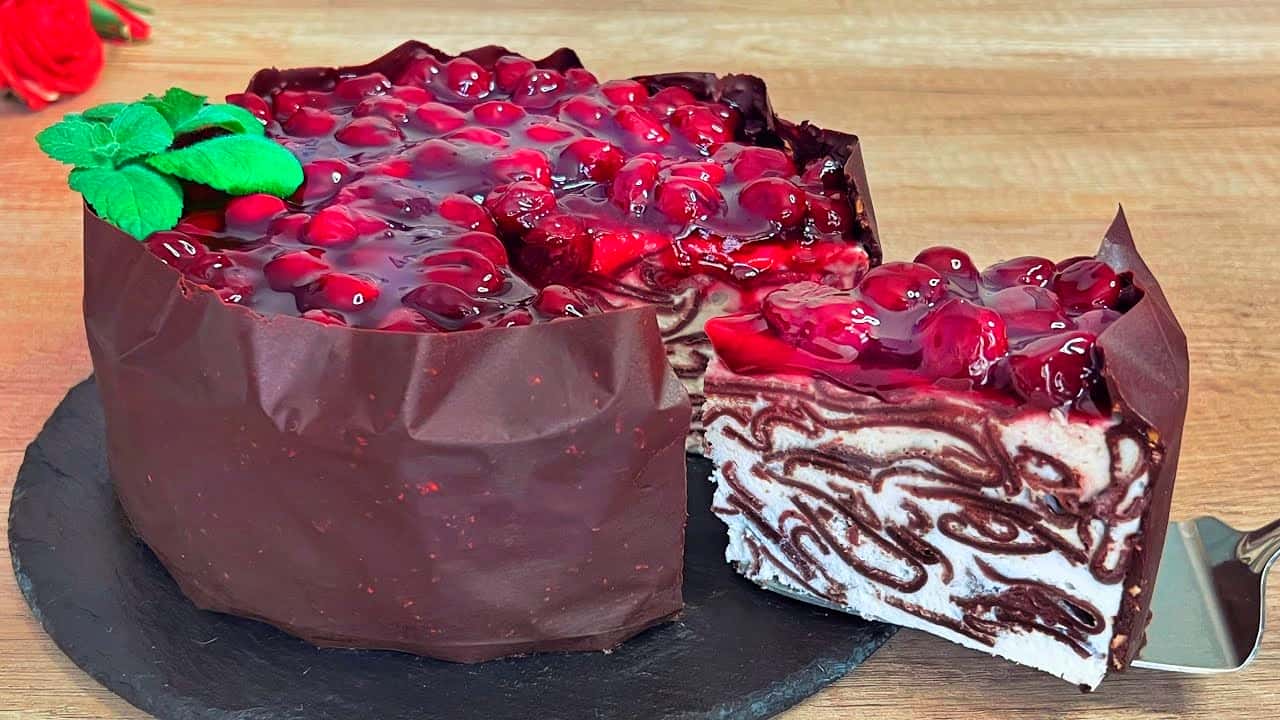 Мало хто пече такі десерти! Смачний торт із найпростіших інгредієнтів: ніжні млинці, що тануть в роті, в поєднанні з шоколадом, вишнею і ніжним кремом - ідеально