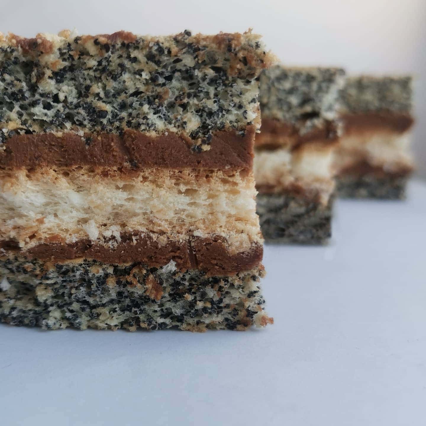 Улюблений пляцок "Пелюстка" - неймовірна смакота з маковими коржами, хрустким кокосовим безе і карамельним кремом