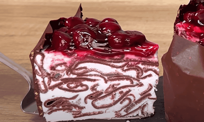 Мало хто пече такі десерти! Смачний торт із найпростіших інгредієнтів: ніжні млинці, що тануть в роті, в поєднанні з шоколадом, вишнею і ніжним кремом - ідеально