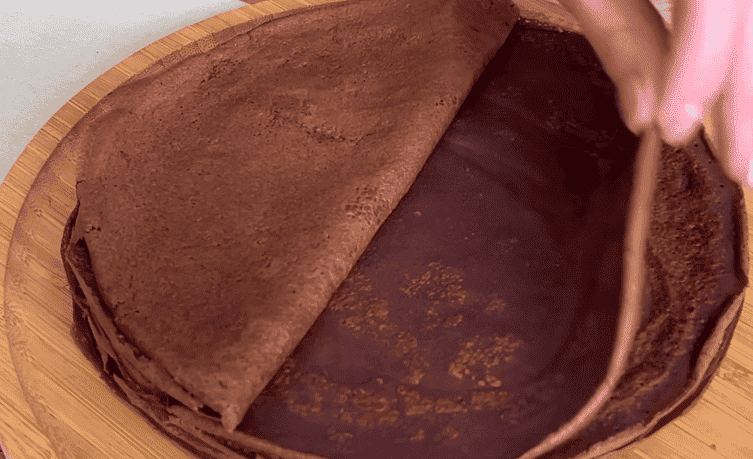 Мало хто пече такі десерти! Смачний торт із найпростіших інгредієнтів: ніжні млинці, що тануть в роті, в поєднанні з шоколадом, вишнею і ніжним кремом - ідеально