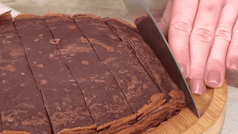 Мало хто пече такі десерти! Смачний торт із найпростіших інгредієнтів: ніжні млинці, що тануть в роті, в поєднанні з шоколадом, вишнею і ніжним кремом - ідеально