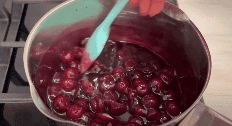 Мало хто пече такі десерти! Смачний торт із найпростіших інгредієнтів: ніжні млинці, що тануть в роті, в поєднанні з шоколадом, вишнею і ніжним кремом - ідеально