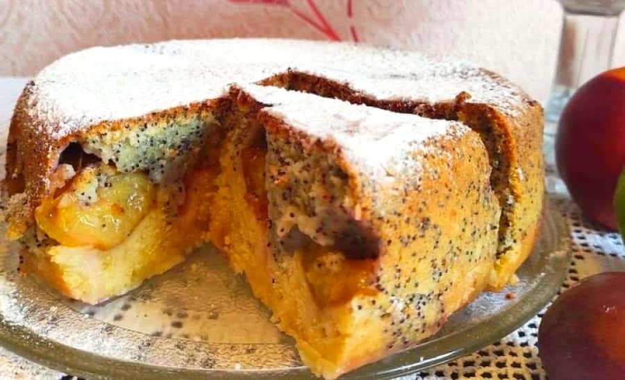 Маковий пиріг з фруктами - пишний, соковитий і неймовірно смачний. Цей рецепт такий простий, що впорається кожен