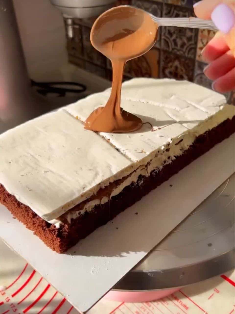Торт "Ферреро Роше" - надзвичайно смачний домашній тортик із хрустким безе, шоколадним бісквітом і ніжним кремом