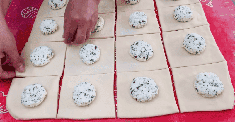 Смакота на кожен день з простих і доступних продуктів, що є в будь-якому будинку: закусочні слойоні булочки "на швидку руку"