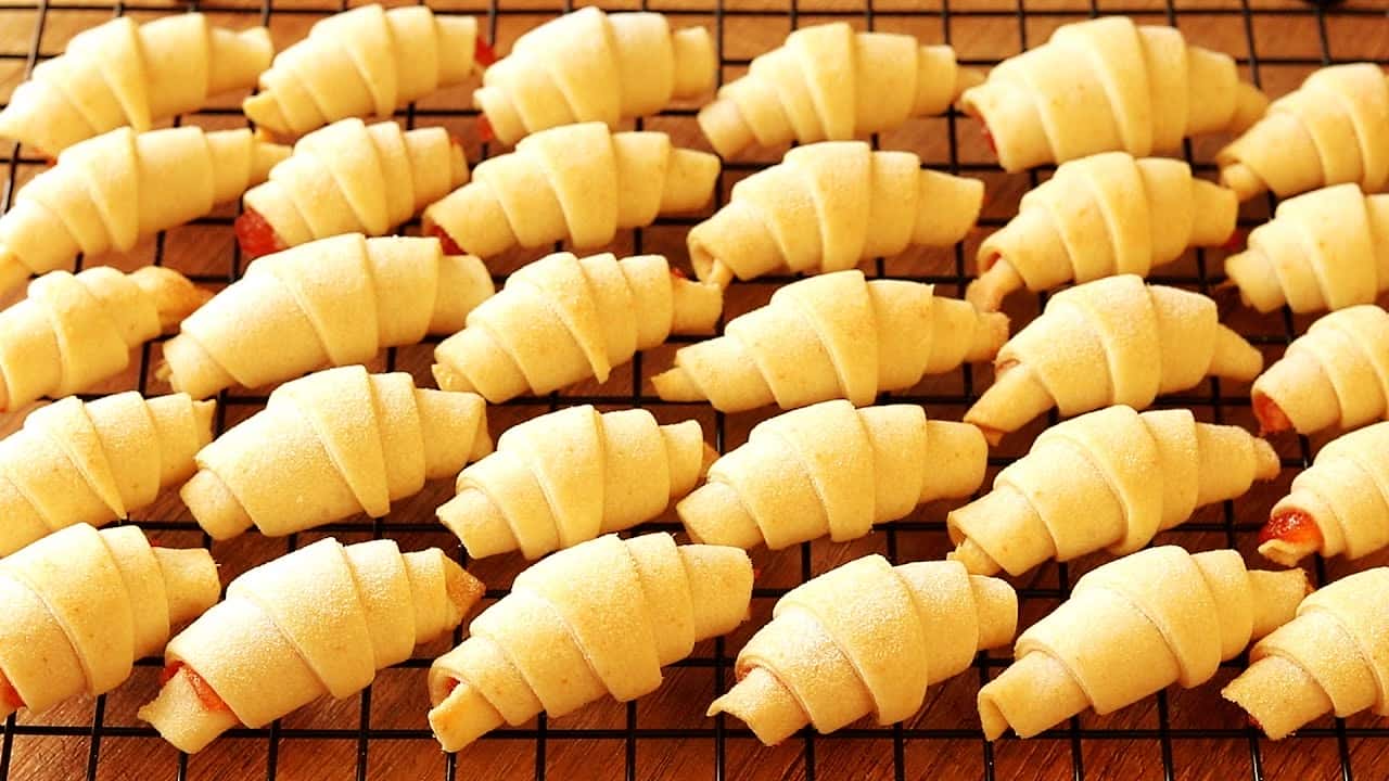 ПІСНІ рогалики на мінеральній воді - найвдаліший рецепт тіста, з яким легко працювати: буквально 5 хв. Вашого часу і "гора" смакоти на столі