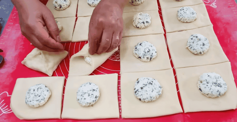 Смакота на кожен день з простих і доступних продуктів, що є в будь-якому будинку: закусочні слойоні булочки "на швидку руку"