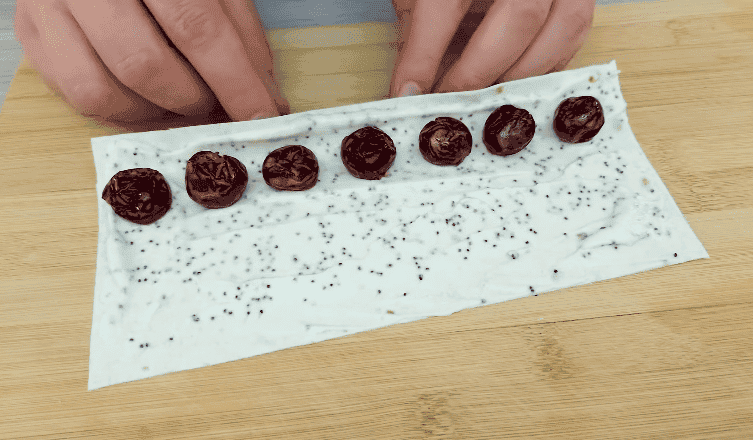 Ніхто не здогадається, як ви приготували його! Рецепт торта "Вишнева гірка" з сиром і вишнями на швидку руку