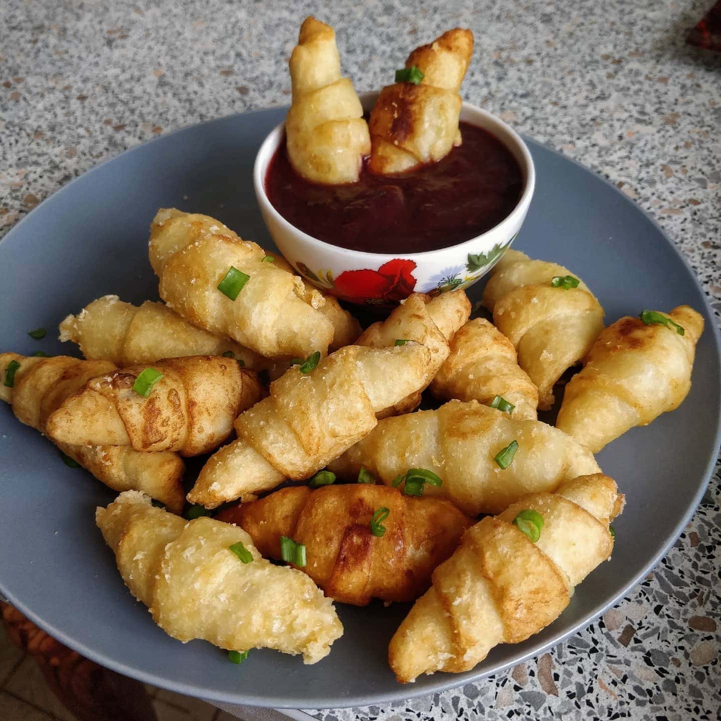 Коли залишилось пюре готую ці закусочні смаколики! Картопляні рогалики з сиром - це ну дуже смачно і ніжно, "розлітаються вмить"