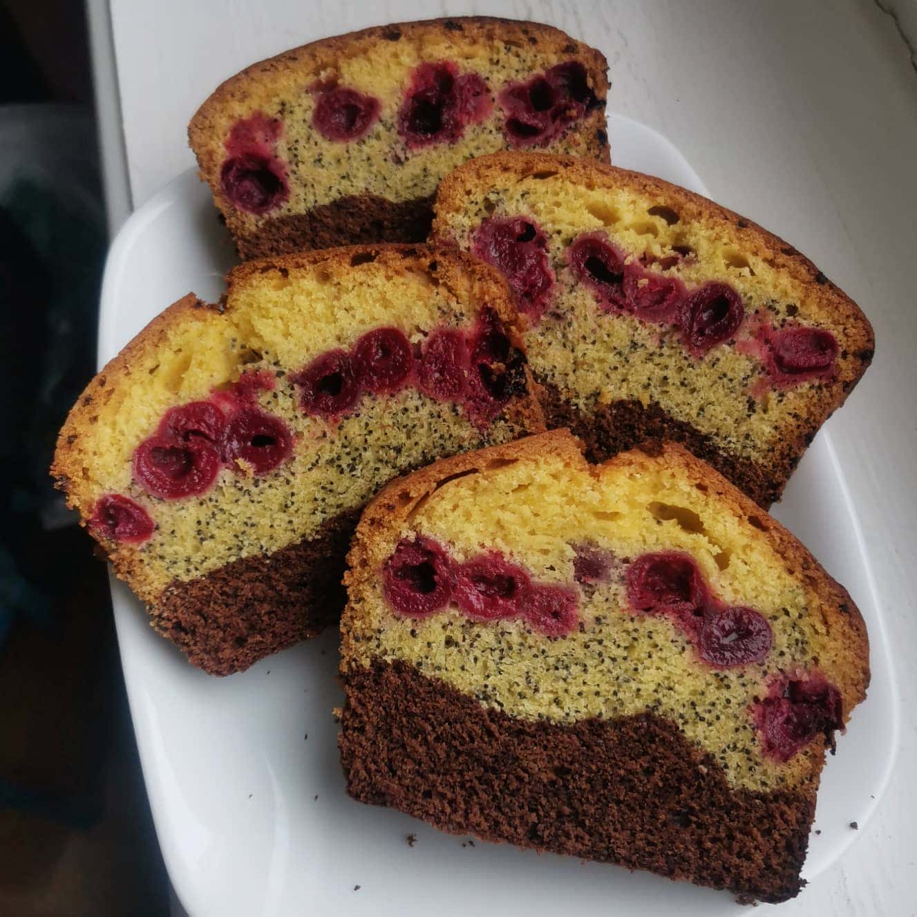 Кекс з вишнями "Тришаровий" - ця розкішна, дуже смачна і ароматна випічка прикрасить будь-який стіл, а рецепт найпростіший