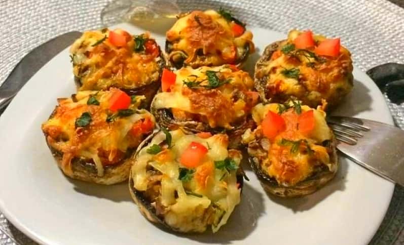 Печериці фаршировані сиром та помідорами, запечені в духовці - мої гості "уплітали" за обидві щоки!