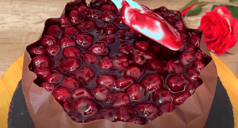 Мало хто пече такі десерти! Смачний торт із найпростіших інгредієнтів: ніжні млинці, що тануть в роті, в поєднанні з шоколадом, вишнею і ніжним кремом - ідеально