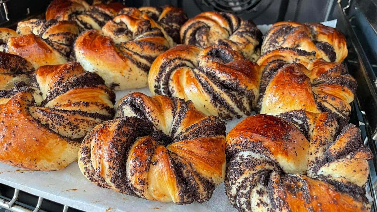 Смачні булочки з маком "Віночки" - булочки вдаються соковиті, м'які, начинки багато: перевірений рецепт від української господині