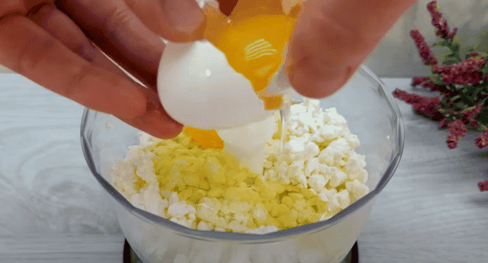 Ніхто не здогадається, як ви приготували його! Рецепт торта "Вишнева гірка" з сиром і вишнями на швидку руку