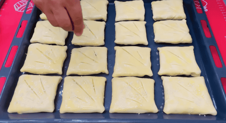 Смакота на кожен день з простих і доступних продуктів, що є в будь-якому будинку: закусочні слойоні булочки "на швидку руку"
