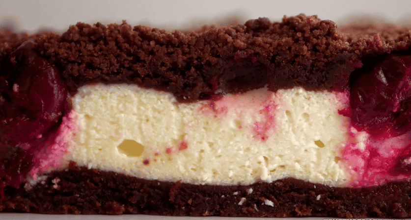 Найпростіший насипний пиріг з сиром і вишнями - хрумкий шоколадний шар, що тане в роті, відмінно доповнює сирна начинка з приємною кислинкою вишень