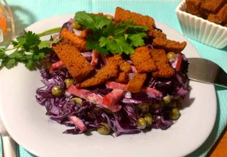 Салат «Дністер» із сухариками - готується дуже просто, рецепт з розряду: смачно і "нашвидкуруч"