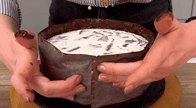 Мало хто пече такі десерти! Смачний торт із найпростіших інгредієнтів: ніжні млинці, що тануть в роті, в поєднанні з шоколадом, вишнею і ніжним кремом - ідеально