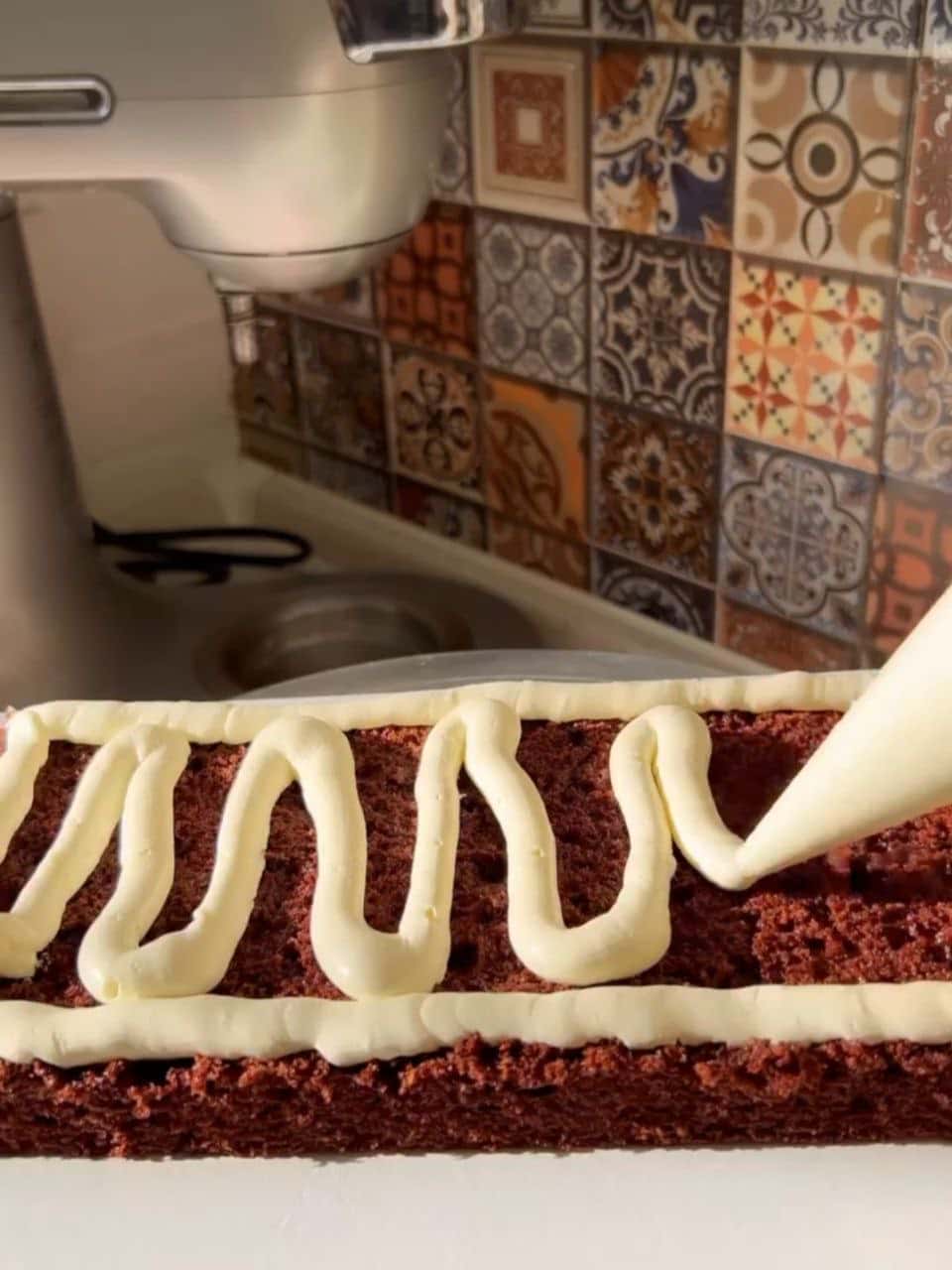 Торт "Ферреро Роше" - надзвичайно смачний домашній тортик із хрустким безе, шоколадним бісквітом і ніжним кремом