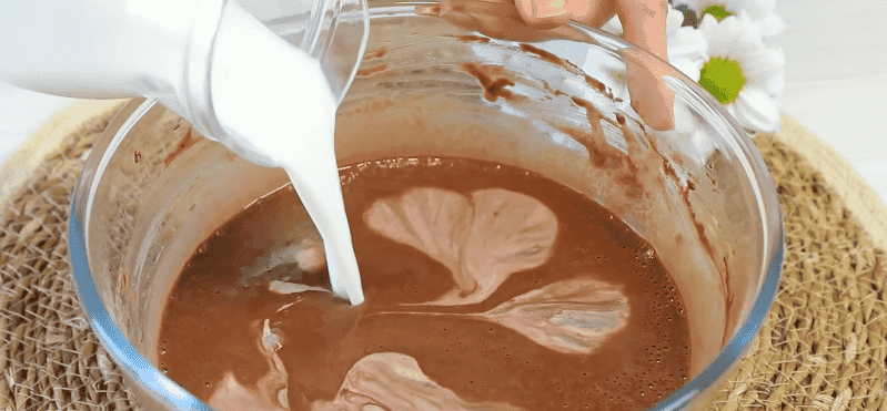 Млинцевий шоколадний торт, який став справжнім ХІТОМ в інтернеті: неймовірна смакота і ніжність (покроковий рецепт)