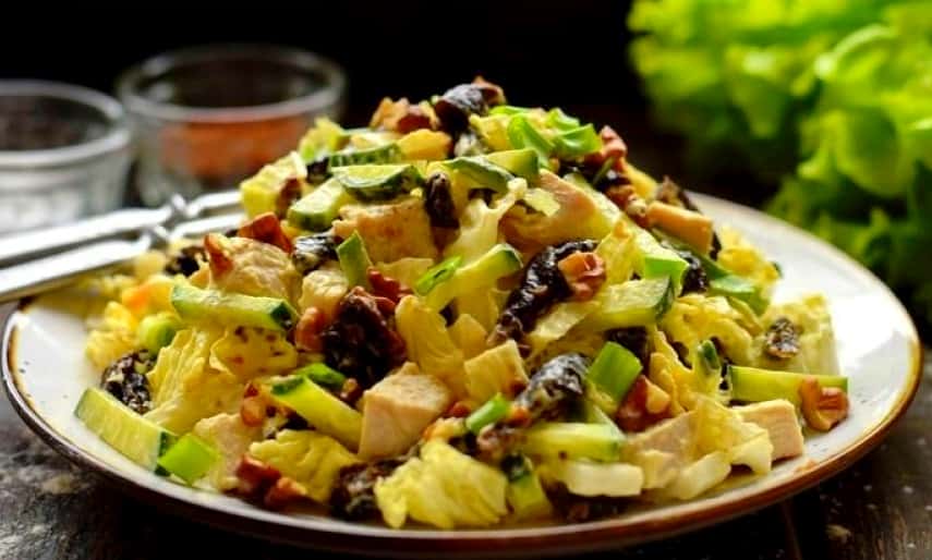 Салат з куркою, чорносливом та волоськими горіхами - ідеальне поєднання, яке не соромно подати навіть на святковий стіл