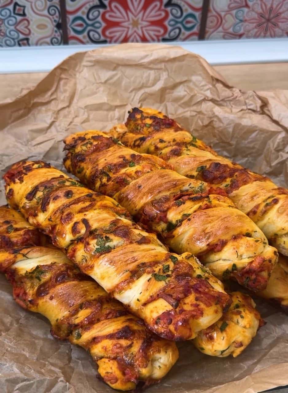 Смачніше будь-якої піци! Коли в холодильнику є шматочок ковбаси, сиру і зелені готую ці АПЕТИТНІ ЗАВИТКИ - діти у захваті