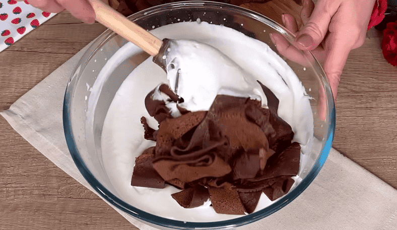 Мало хто пече такі десерти! Смачний торт із найпростіших інгредієнтів: ніжні млинці, що тануть в роті, в поєднанні з шоколадом, вишнею і ніжним кремом - ідеально