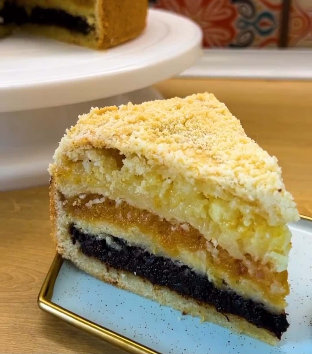 Цей знаменитий пиріг печу одним коржем: дуже смачна, проста у приготуванні випічка з 3 різними начинками, рецепт "на швидку руку"