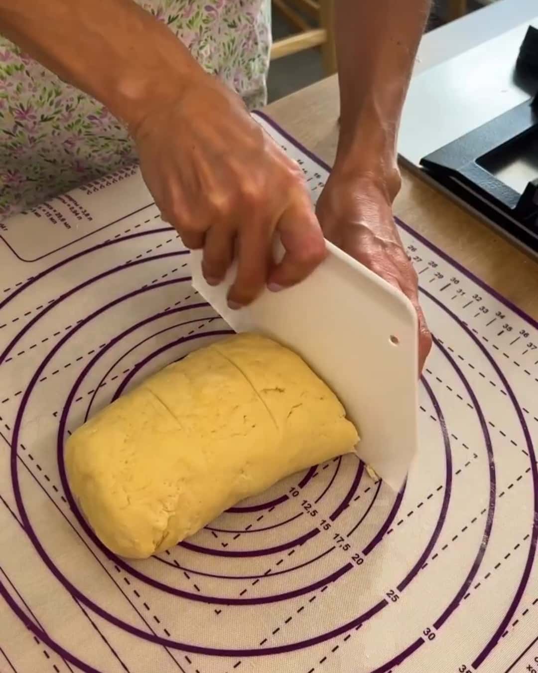 Цей знаменитий пиріг печу одним коржем: дуже смачна, проста у приготуванні випічка з 3 різними начинками, рецепт "на швидку руку"