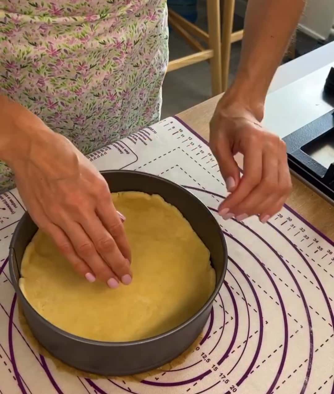 Цей знаменитий пиріг печу одним коржем: дуже смачна, проста у приготуванні випічка з 3 різними начинками, рецепт "на швидку руку"