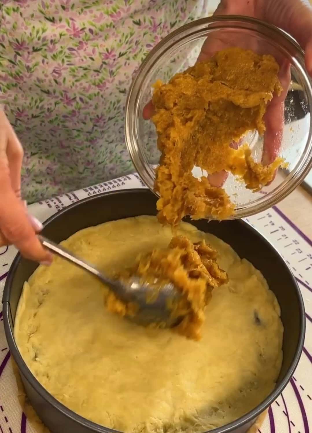 Цей знаменитий пиріг печу одним коржем: дуже смачна, проста у приготуванні випічка з 3 різними начинками, рецепт "на швидку руку"