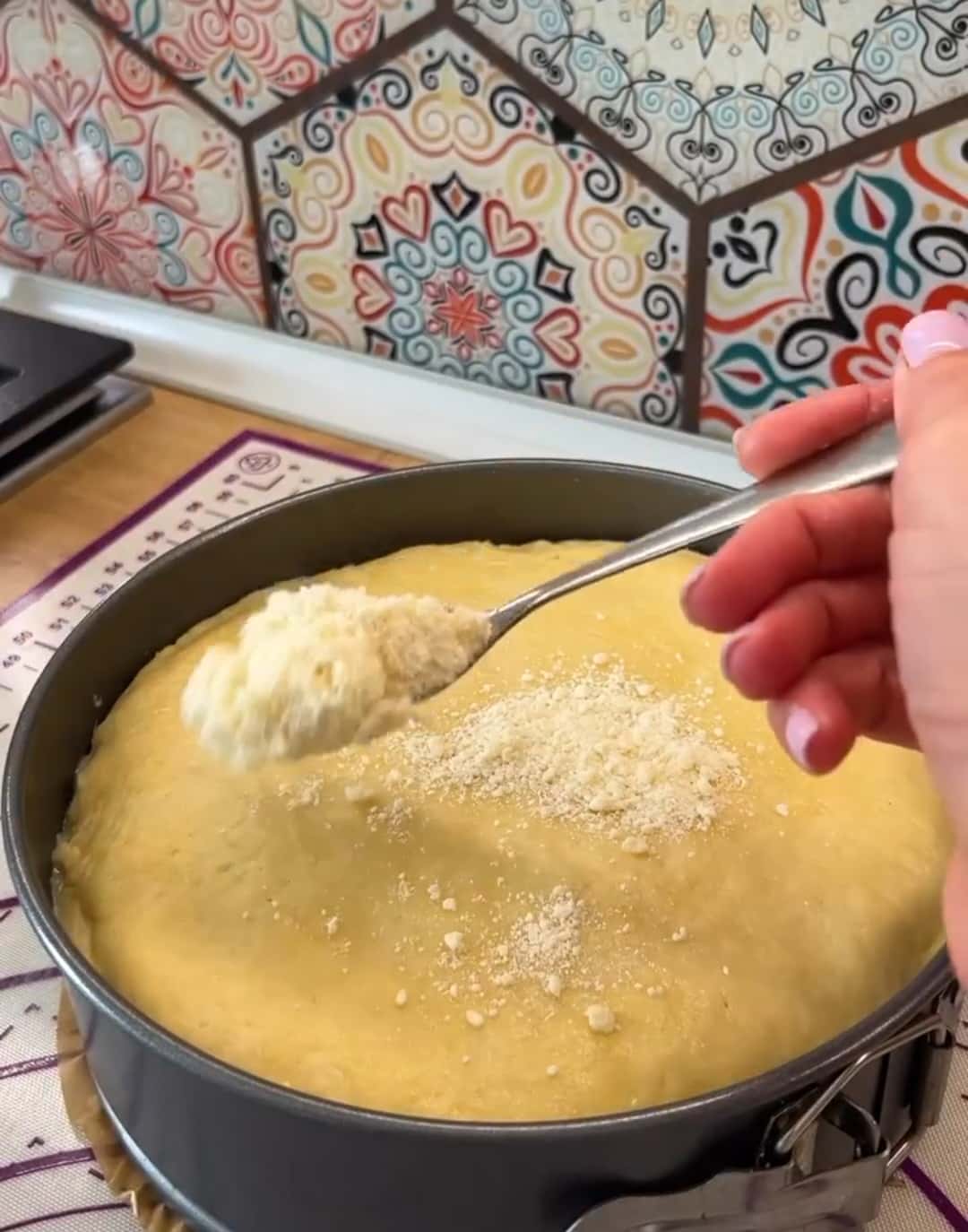 Цей знаменитий пиріг печу одним коржем: дуже смачна, проста у приготуванні випічка з 3 різними начинками, рецепт "на швидку руку"