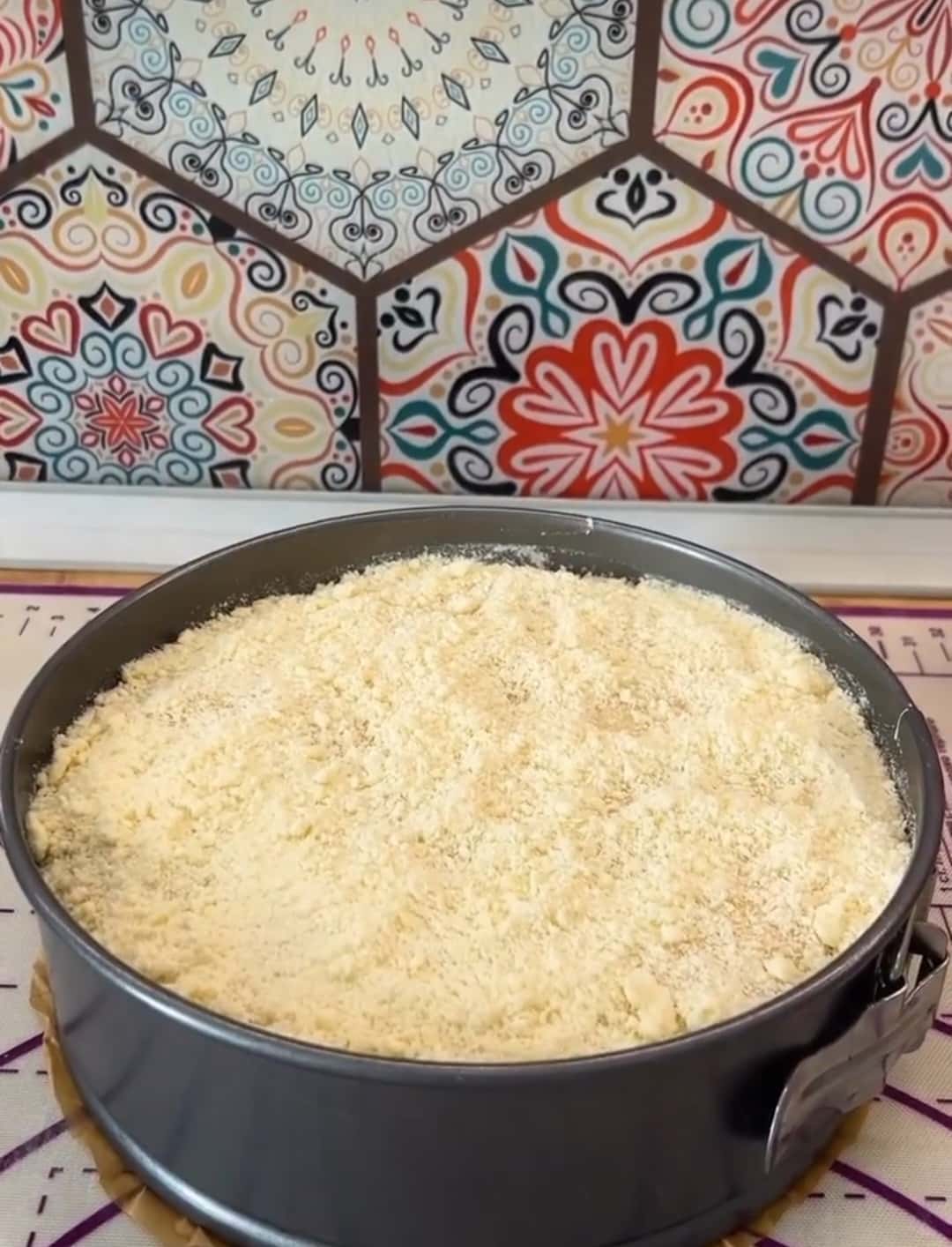 Цей знаменитий пиріг печу одним коржем: дуже смачна, проста у приготуванні випічка з 3 різними начинками, рецепт "на швидку руку"