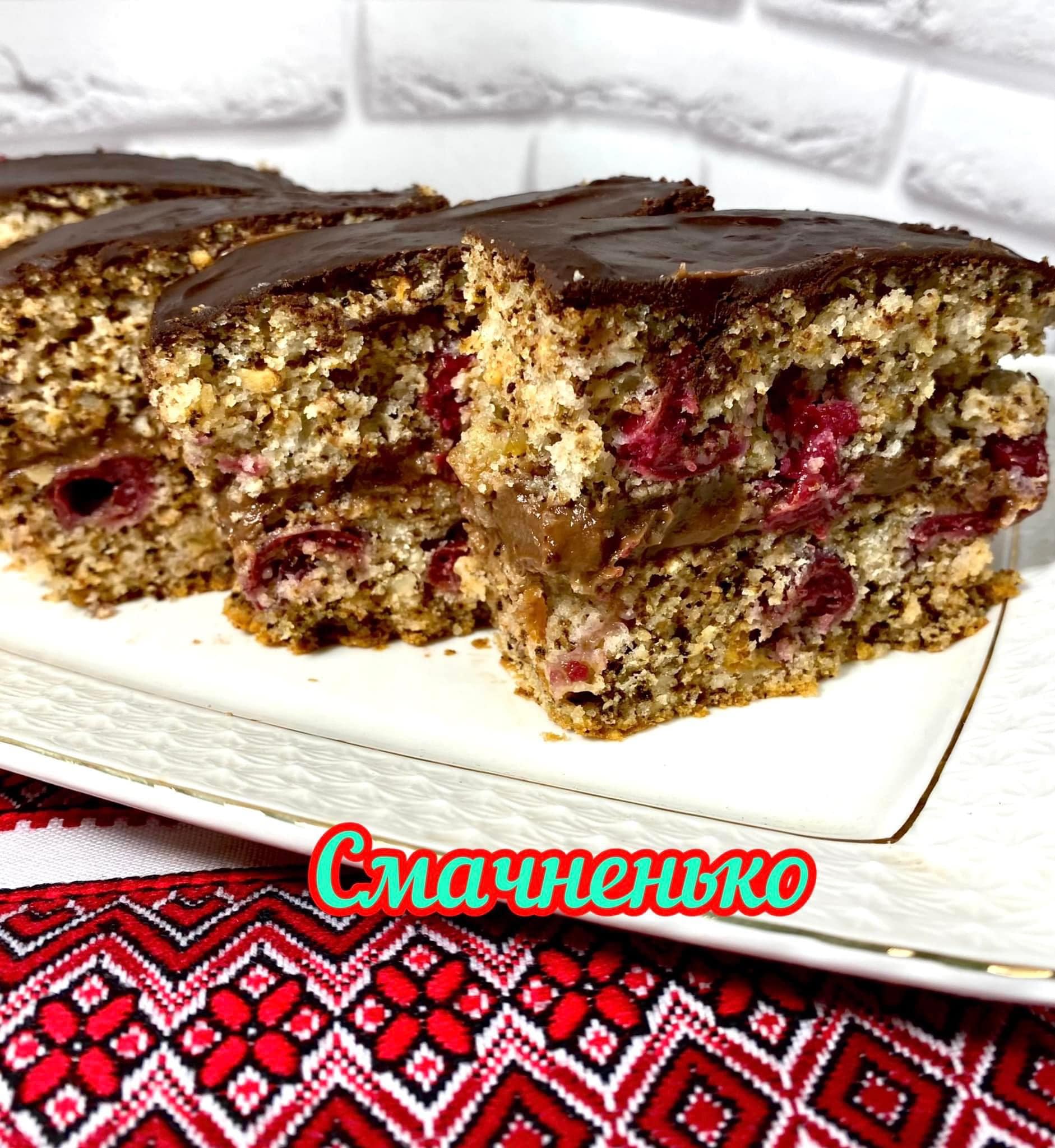 Пісне тістечко з вишнями і горіхами - дуже смачний, вологий, не забитий, з ноткою шоколаду (рецепт від української господині)