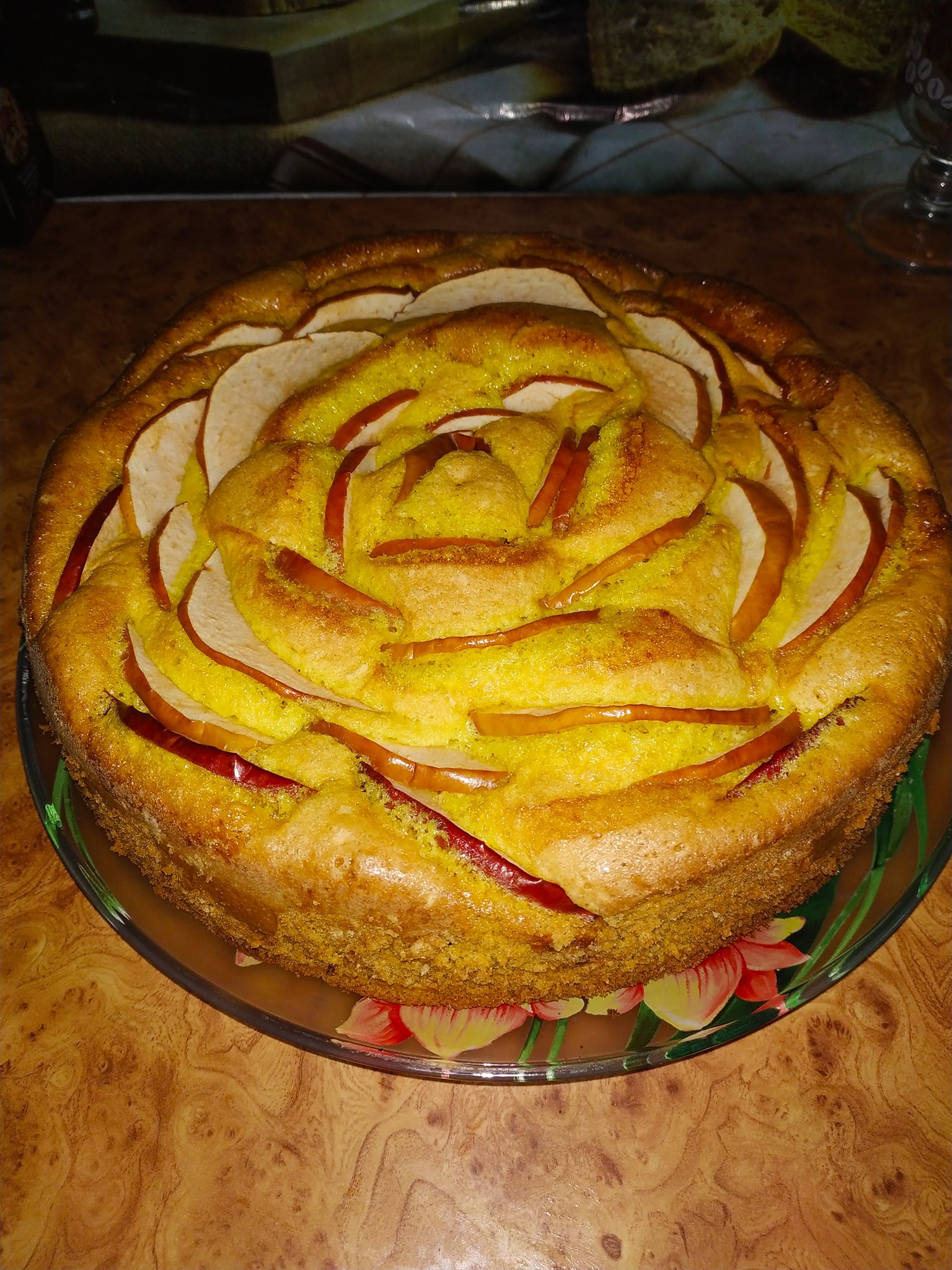 Одним з найпростіших і відомих яблучних пирогів вважається "Шарлотка" - цей пиріг готується швидко, просто і завжди виходить смачним