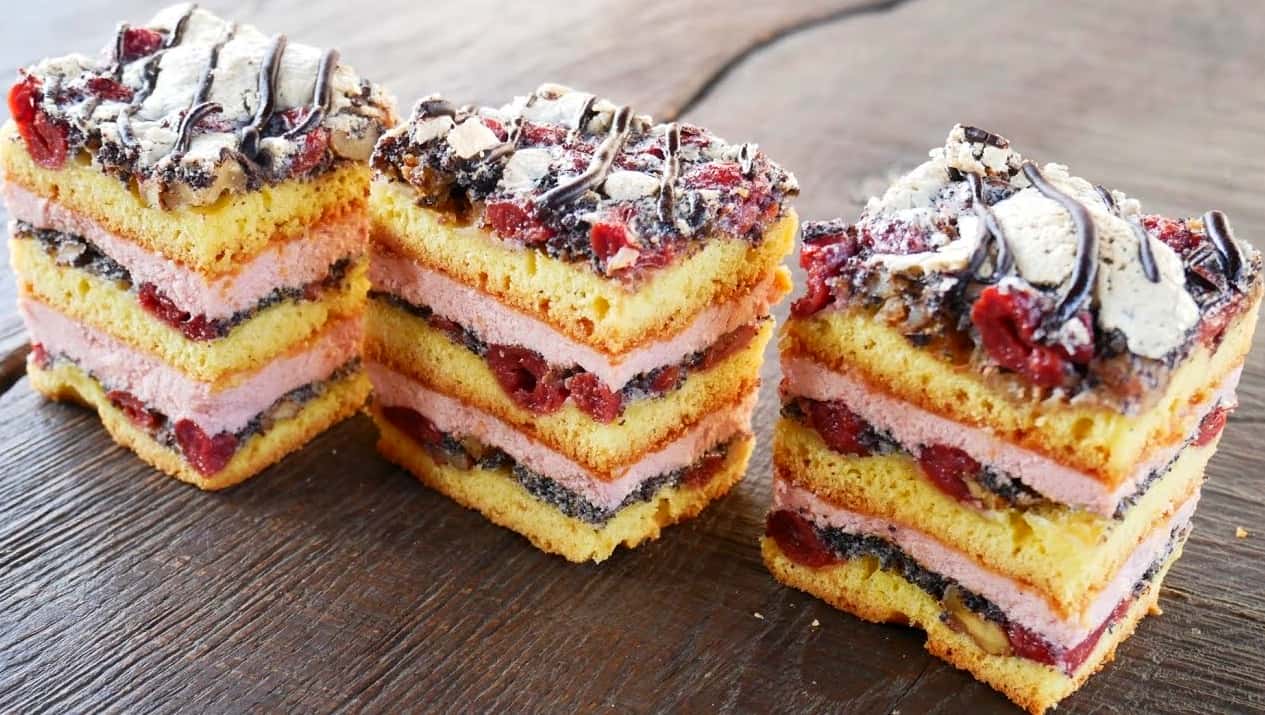 Всі шукають цей рецепт! Пляцок "Червона рута" - ніжне пісочне тісто з вишнями і горіхами, хрустке макове безе і вишневий крем - ідеальне поєднання смаків