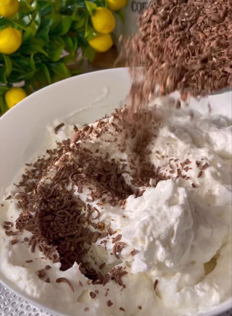 Дуже смачний і ніжний пляцок "Невагомість", що нагадує морозиво: білково-шоколадні коржі, заварний крем і фруктово-ягідна начинка - неймовірна смакота