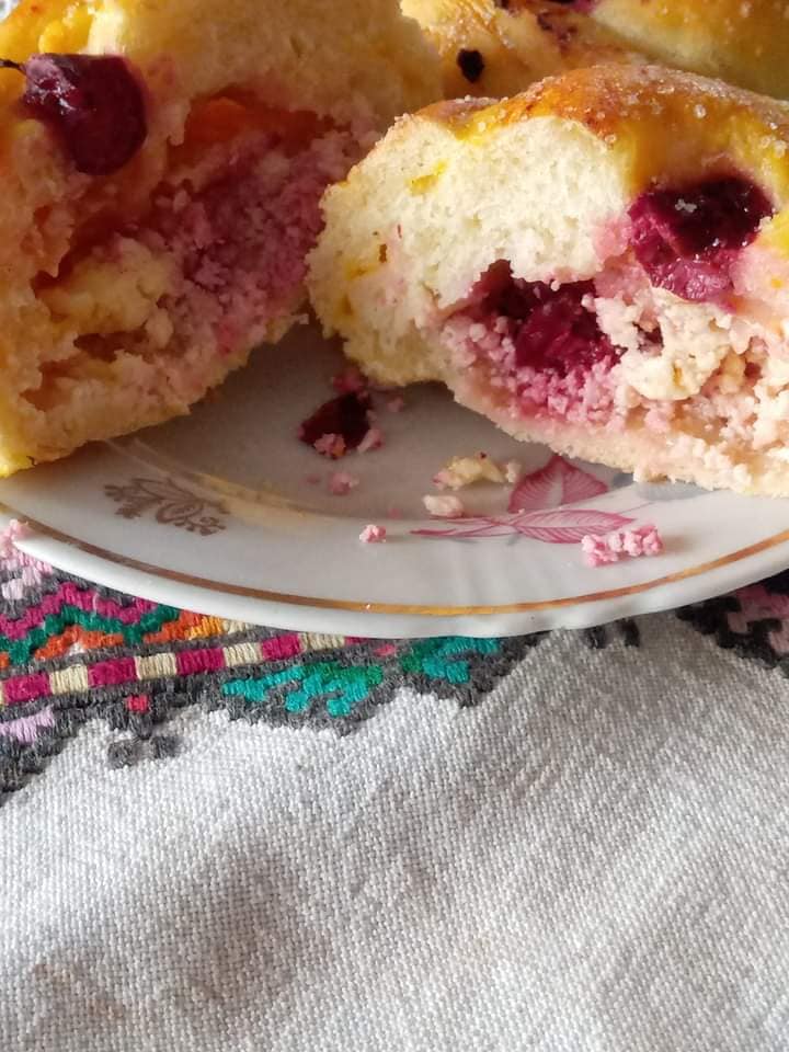 Булочки-ватрушки "Розочки" з сиром і вишнями: прекрасний рецепт від української господині