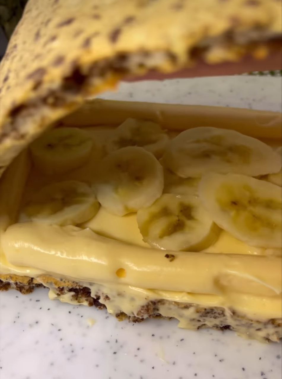 Дуже смачний і ніжний пляцок "Невагомість", що нагадує морозиво: білково-шоколадні коржі, заварний крем і фруктово-ягідна начинка - неймовірна смакота