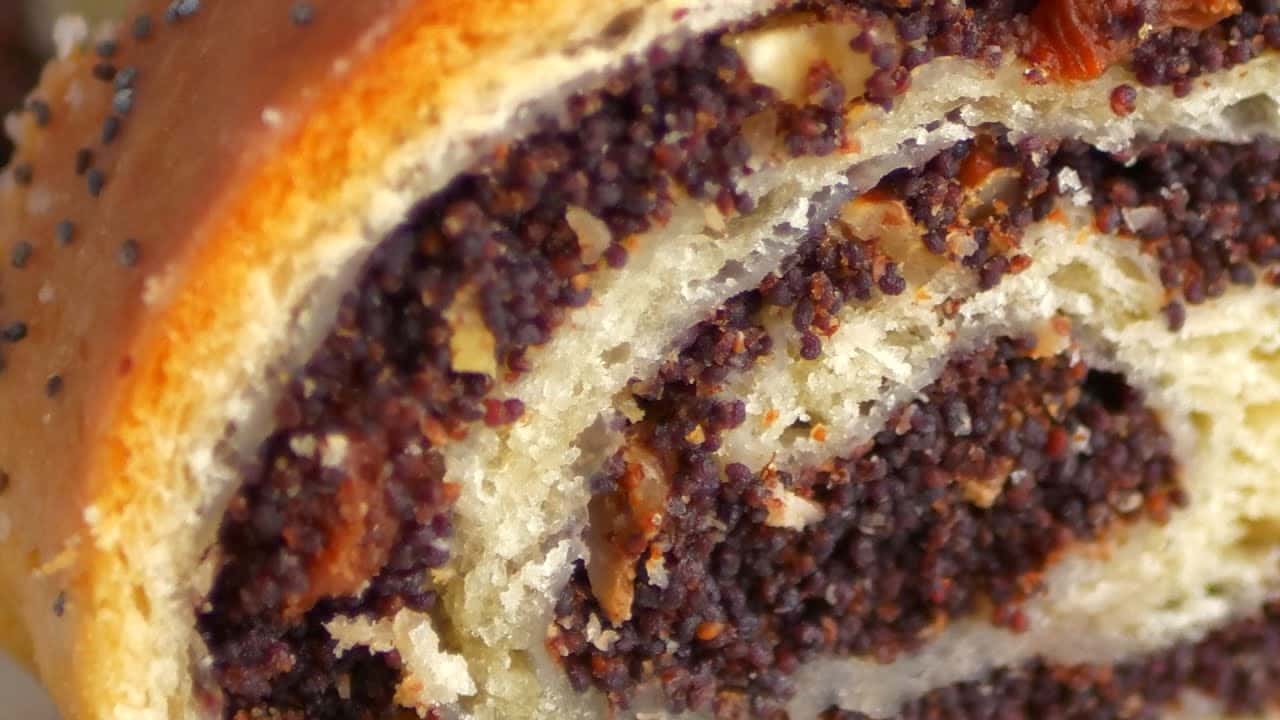 Маковий рулет до чаю: завдяки випіканню в папері, тісто ніжне і просто тане в роті, а начинка має багату палітру смаків і ароматів