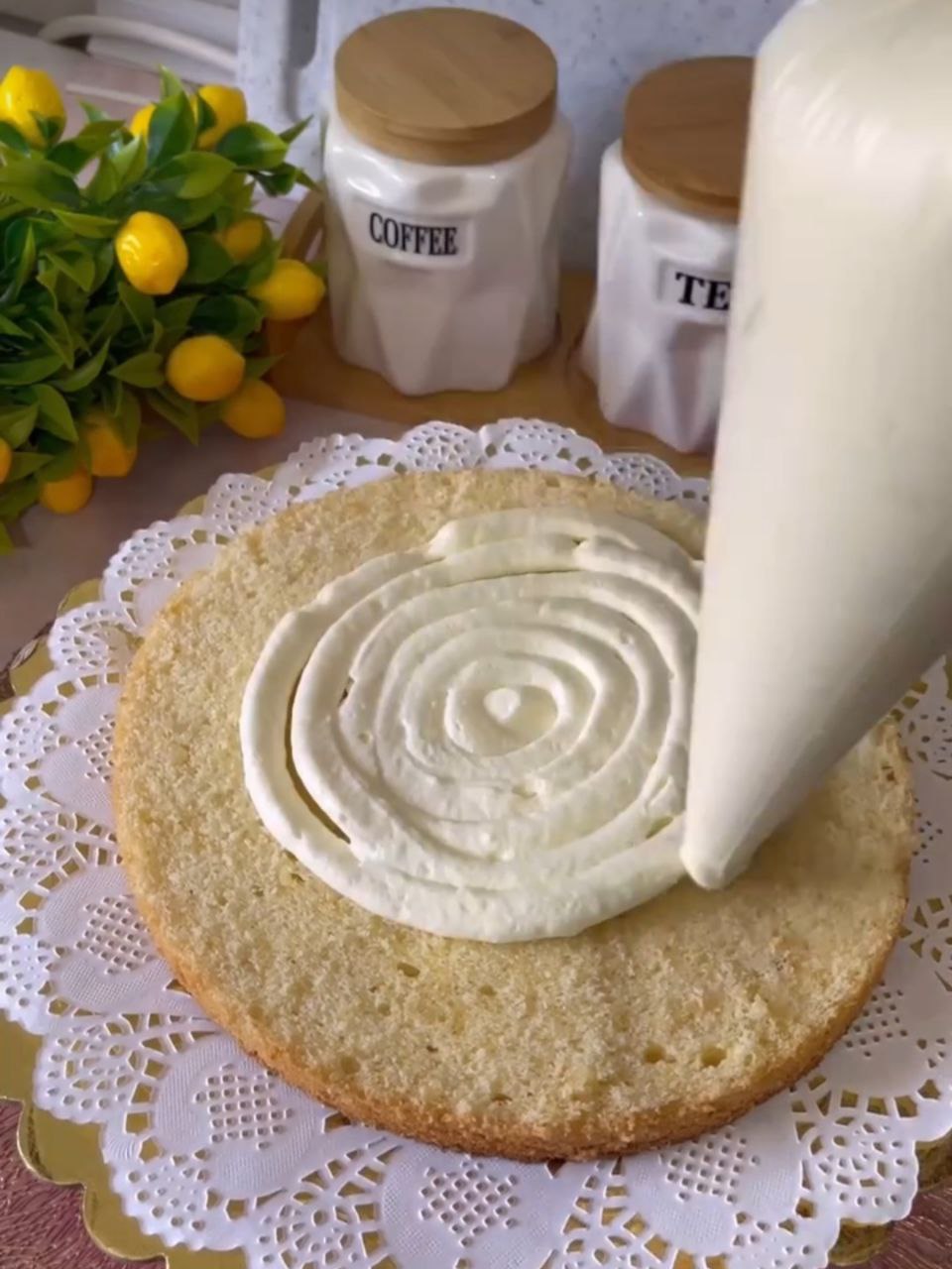 Домашній ванільно-ягідний торт "Ніжність" - простенький рецепт, яким я користуюсь на святкові застілля і просто до чаю. Смачно так, що словами не передати