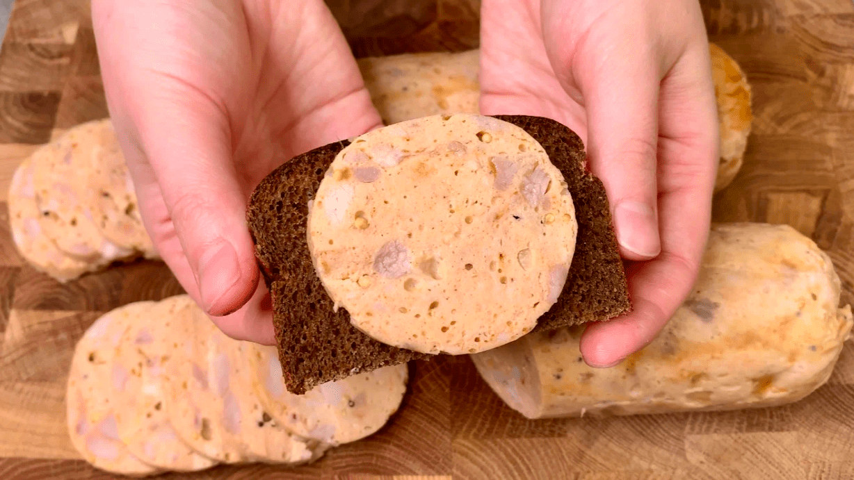 Готую неймовірно смачну курячу ковбасу в домашніх умовах: ідеально до бутербродів - подобається і дітям і дорослим