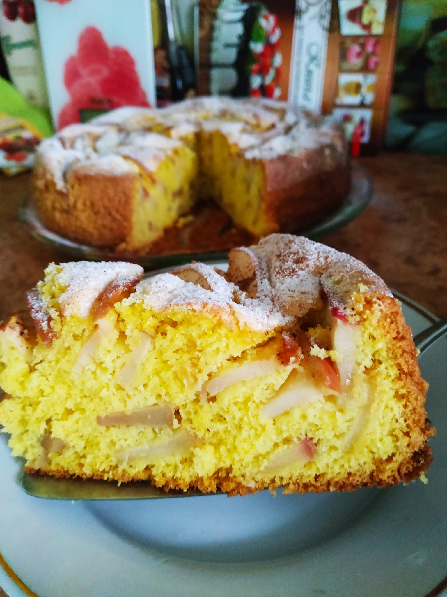 Одним з найпростіших і відомих яблучних пирогів вважається "Шарлотка" - цей пиріг готується швидко, просто і завжди виходить смачним