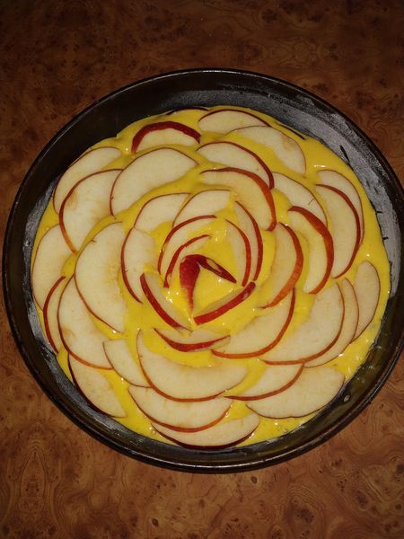 Одним з найпростіших і відомих яблучних пирогів вважається "Шарлотка" - цей пиріг готується швидко, просто і завжди виходить смачним