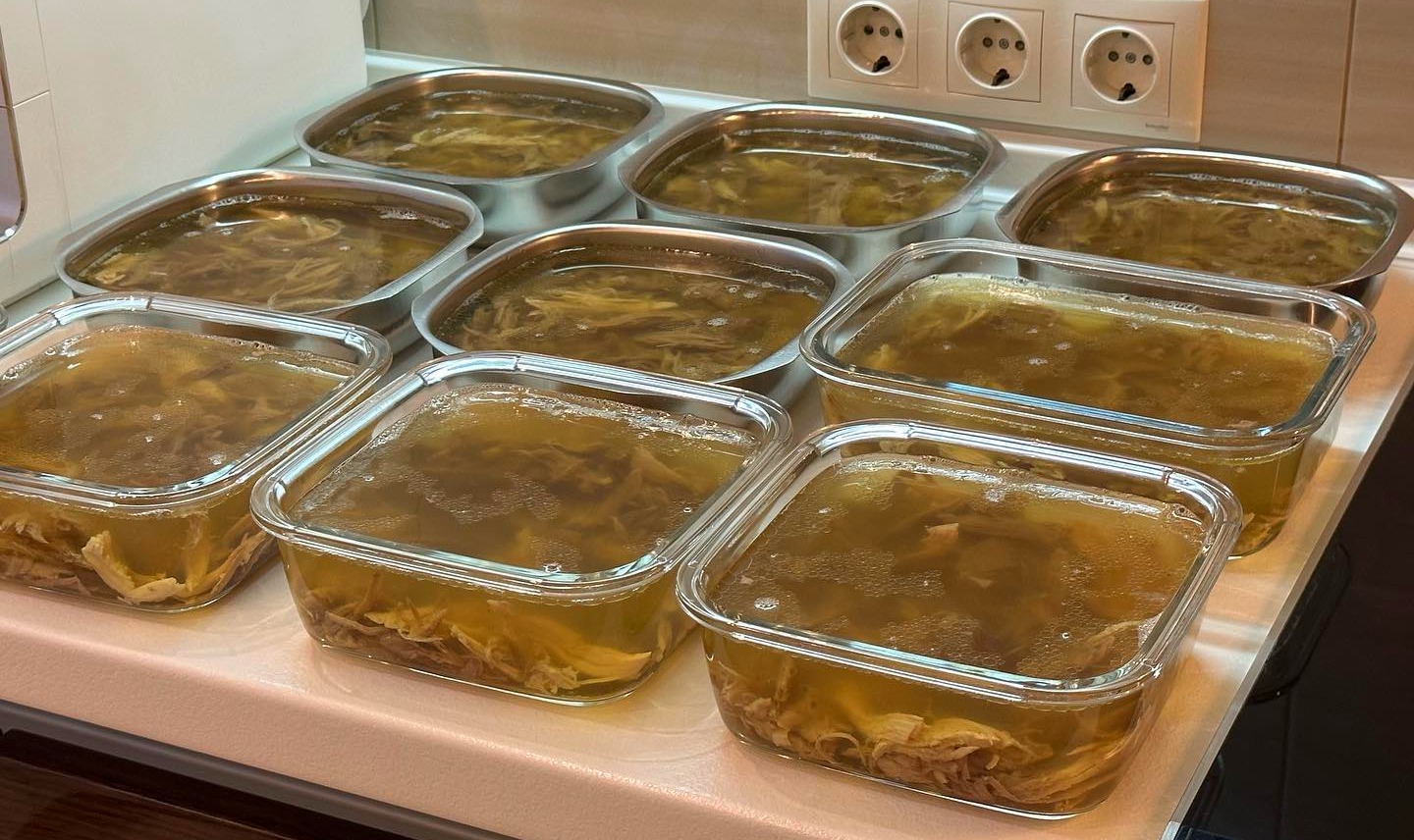 Холодець без желатину: смачний, наваристий і прозорий "як сльоза". Рецепт до Великодня 2024