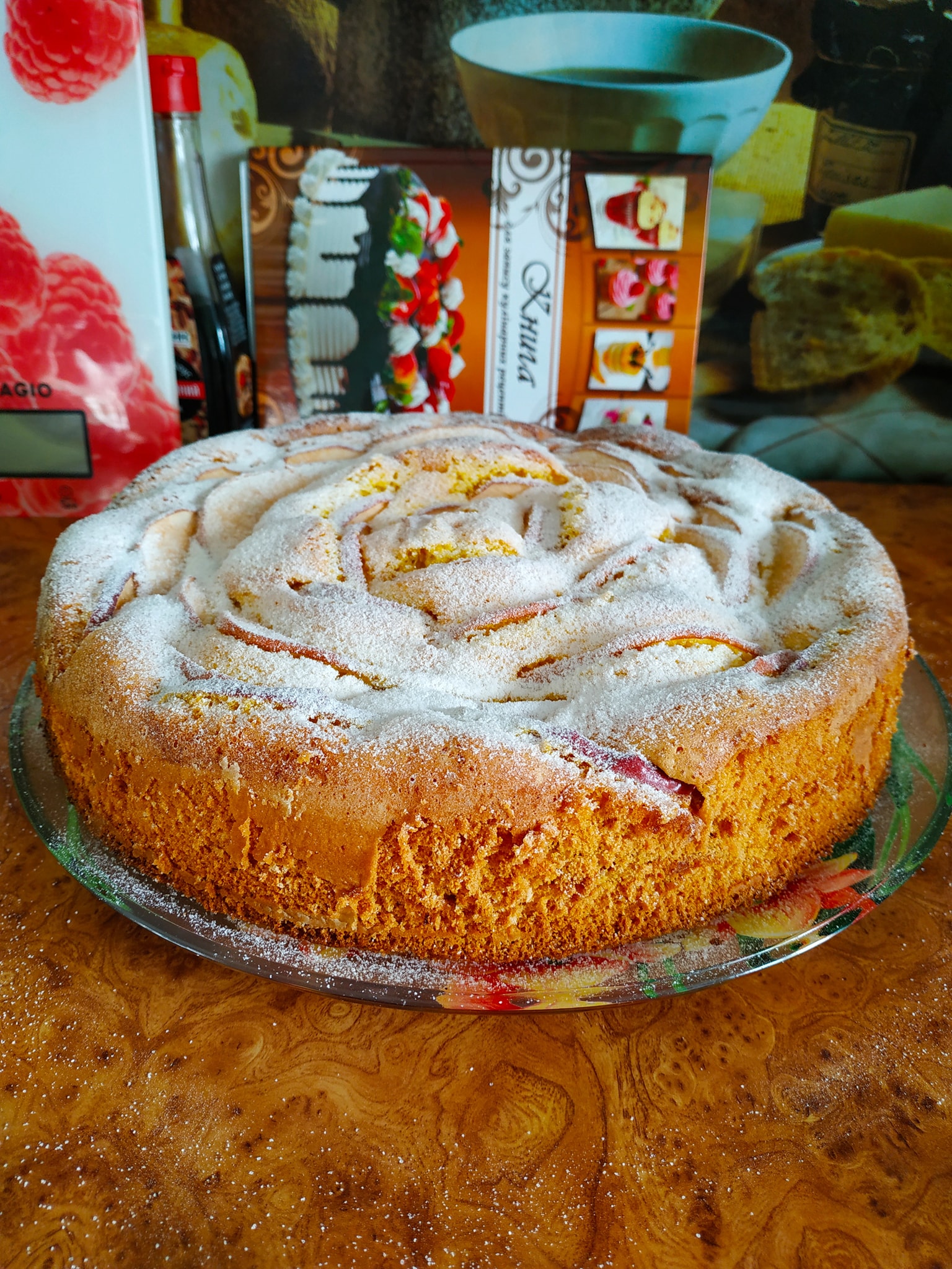 Одним з найпростіших і відомих яблучних пирогів вважається "Шарлотка" - цей пиріг готується швидко, просто і завжди виходить смачним