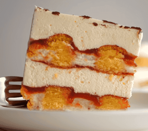 Неймовірний торт "Смужки Кардинал" - повітряний йогуртовий крем і двокольорові ніжні коржі, які ідеально доповнюються цікавим ягідним смаком