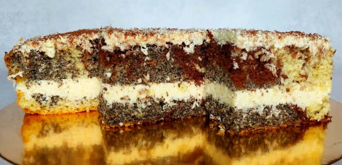 Пляцок "Кольоровий кокос" - поєднує в собі 3 смаки: мак, кокос і шоколад, а доповнює його смак заварний кокосовий крем